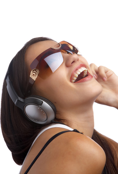 Junge schöne, glückliche Frauen hören Musik über Kopfhörer - Foto, Bild