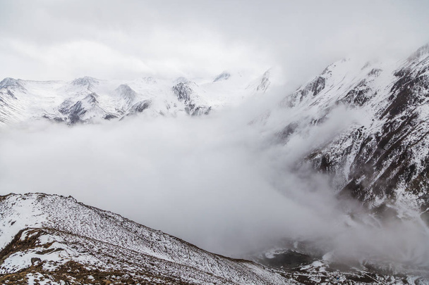 Sichuan occidental, Chine, Baron Hill décor avec neige
 - Photo, image