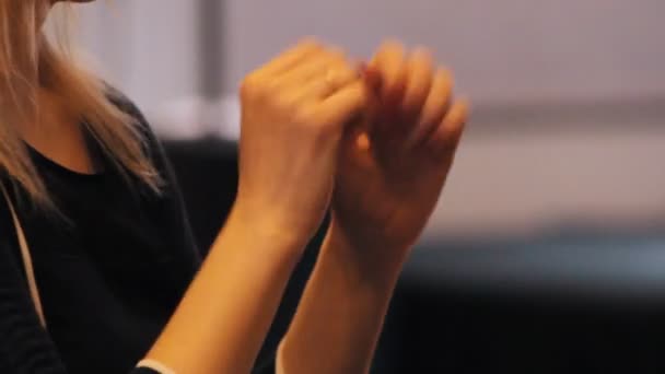 Женщина разговаривает руками, объясняя глухонемым людям
 - Кадры, видео