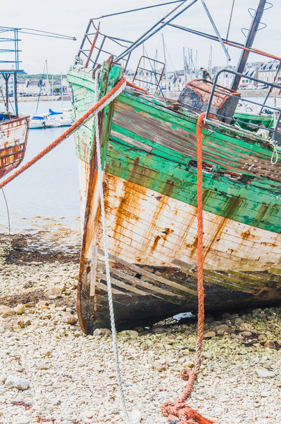 Puerto de Camaret-sur-mer con sus barcos, su faro, en Finis
 - Foto, Imagen
