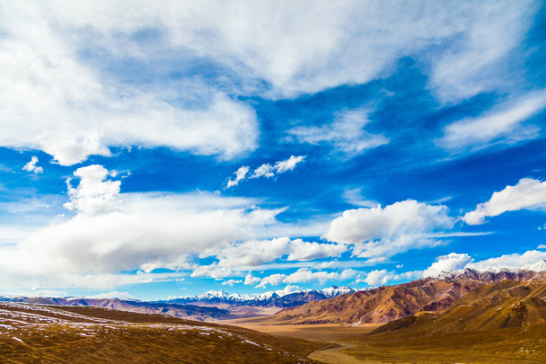 krajobraz góry na płaskowyżu Qinghai, Chiny.  - Zdjęcie, obraz