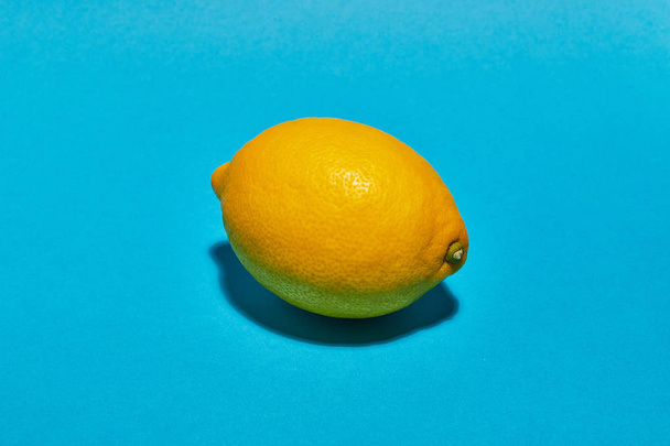 Zitrone auf blauem Hintergrund. � � � � � � opy Raum. Ernährungskonzept. - Foto, Bild