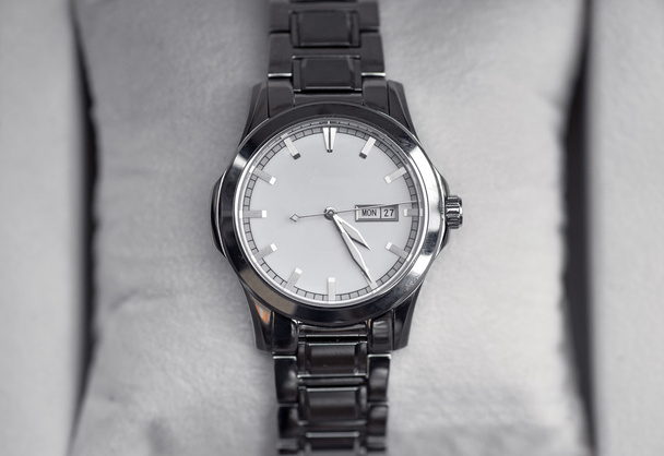 Reloj de pulsera moderno
 - Foto, Imagen
