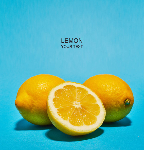 Творче компонування з лимона на синьому фоні. Копіювати простір. Концепція їжі
. - Фото, зображення