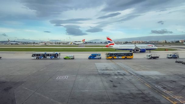 Exterior view of the runway and lift and maintenance of aircraft at Lisbon airport - 写真・画像