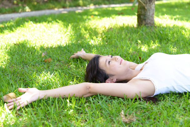 Femme couchée sur l'herbe - Photo, image