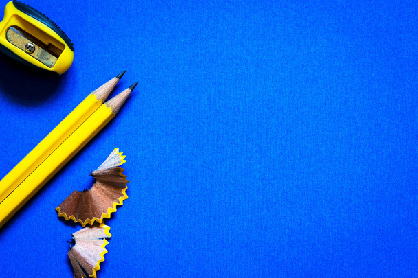 Keltainen kynä kirkkaan sininen tausta, luova innovaatio
  - Valokuva, kuva