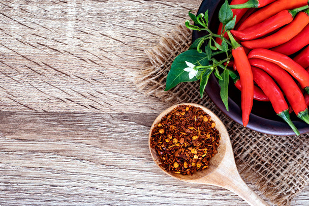 φρέσκο κόκκινο τσίλι πιπέρι, ένα πλούσιο αντιοξειδωτικό φυτικό φαγητό - Φωτογραφία, εικόνα