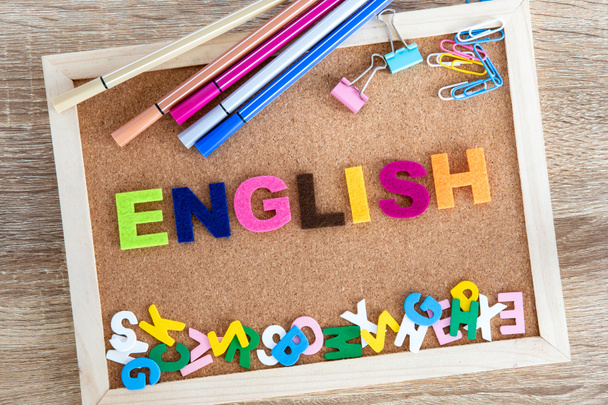 alfabeto colorido da palavra ENGLISH em um fundo da placa do pino, Englis
 - Foto, Imagem