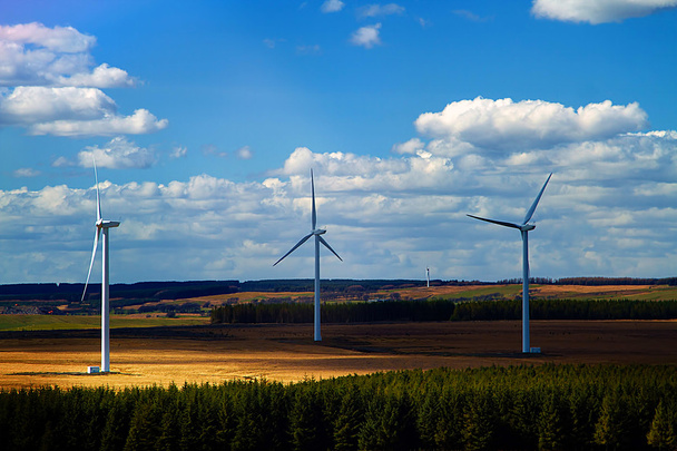 Sähköä tuottavat tuulimyllyt Skotlannin pellolla
 - Valokuva, kuva