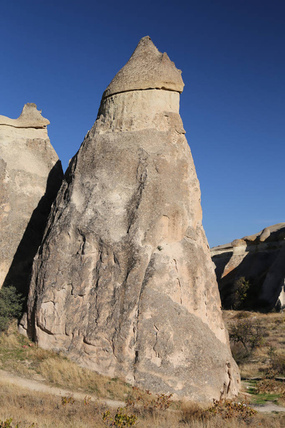 Formacje skalne w dolinie mnichów Pasabag, Kapadocja, Nevsehir, T - Zdjęcie, obraz