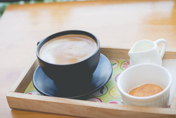 泡ミルクアートとホットコーヒー。黒いコーヒーホットコーヒーi - 写真・画像