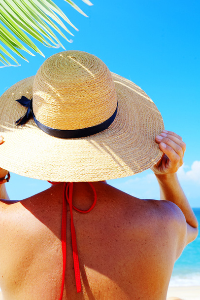 weergave van vrouwelijke in sailor-hoed op een achtergrond van de tropische zee - Foto, afbeelding