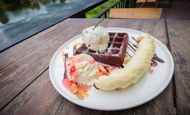 čokoládové vafle s vanilkovou zmrzlinou, banánem, šlehačkou  - Fotografie, Obrázek