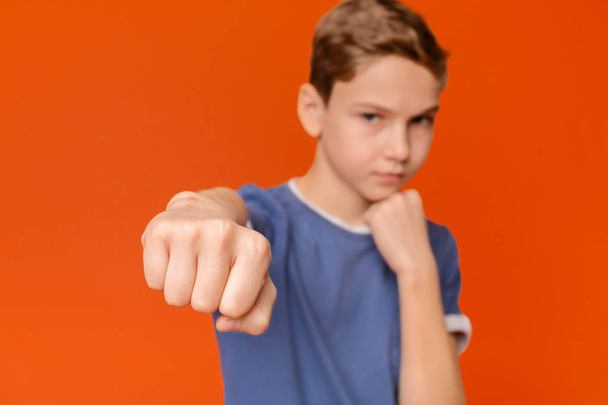 Ernstige tiener jongen training vak Punch, focus op vuist - Foto, afbeelding