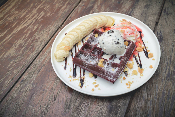 вафли с ванильным мороженым, бананом, взбитыми сливками
  - Фото, изображение