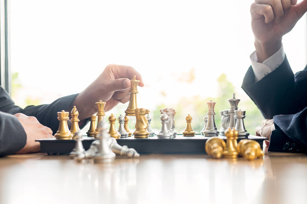 zakenman spelen schaak spel cijfers op houten tafel voor analy - Foto, afbeelding