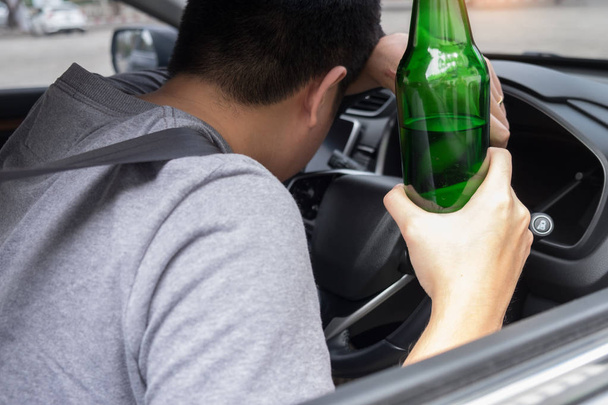 Sürücü konsepti için içme, Genç Sarhoş adam içme şişesi o - Fotoğraf, Görsel