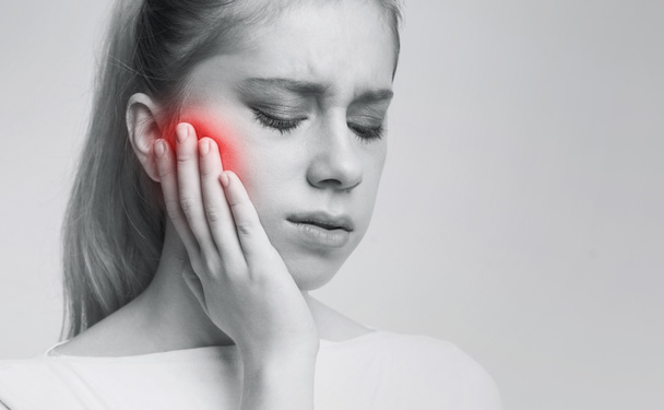 junge Frau leidet unter Zahnschmerzen, Karies - Foto, Bild