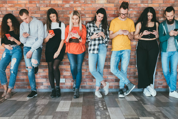 social networking millennials smartphones surfing - Zdjęcie, obraz