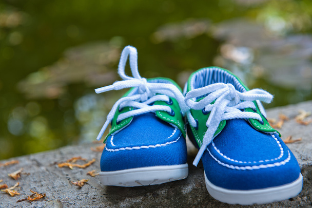 blauwe en groene schoenen - Foto, afbeelding