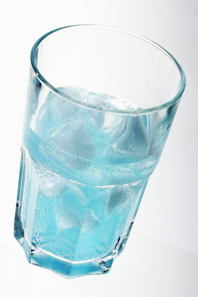 blue cocktail with ice - Fotoğraf, Görsel
