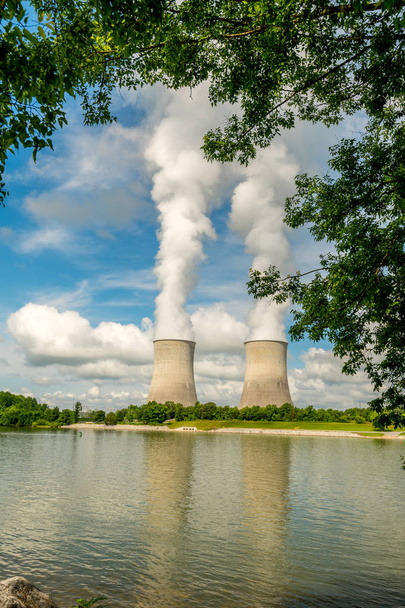 Nuvem fazendo torres de resfriamento de reator nuclear na borda de um corpo
 - Foto, Imagem