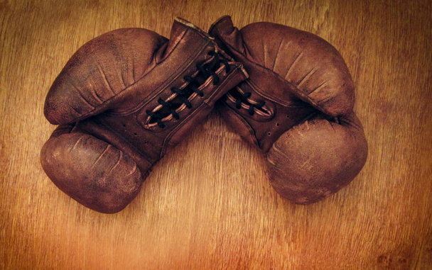 Rękawice bokserskie. Stare zabytkowe retro parę skórzanych rękawiczków - Zdjęcie, obraz