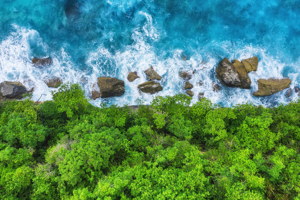 Coast as a background from top view. Turquoise water background from top view. Summer seascape from air. Bali island, Indonesia. Travel - image - Foto, Imagen