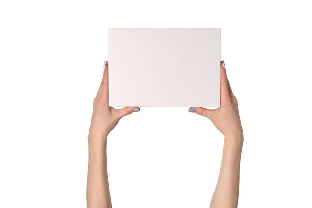 Bílá obdélníková krabice v ženských rukách. Pohled shora. Izolovat - Fotografie, Obrázek