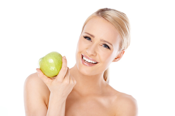 Очаровательная и здоровая женщина держит яблоко
 - Фото, изображение