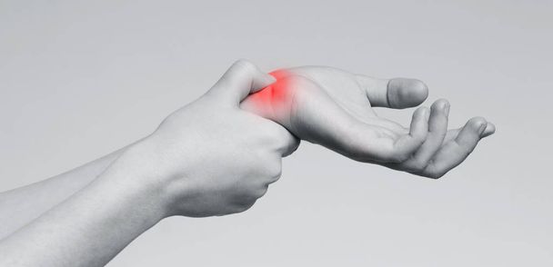 Femme souffrant de douleurs au poignet, photo monochrome
 - Photo, image