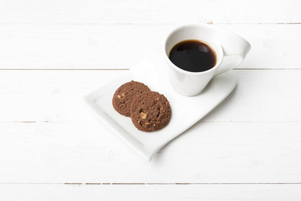 coffee cup with cookie on white wood background - Foto, afbeelding