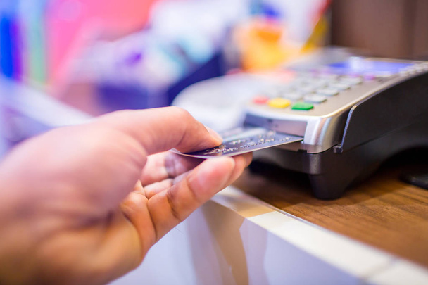 El kredi kartı koymak kredi kartı okuyucu yuvası, kredi kartı  - Fotoğraf, Görsel