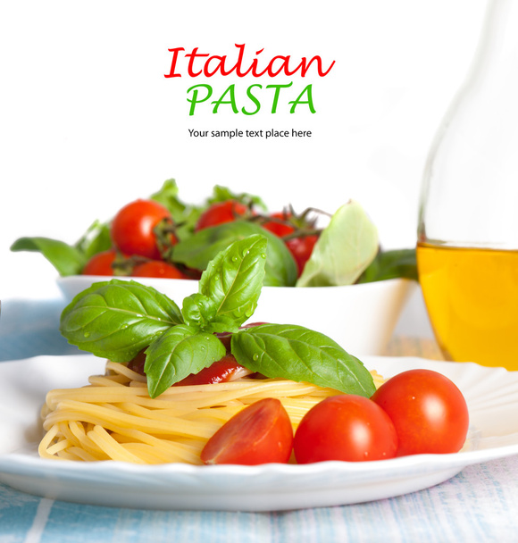 Espaguetis en el plato blanco con salsa de tomate
 - Foto, Imagen
