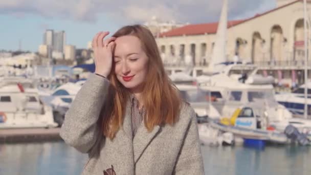 Pozitív fiatal nő élvező napon kívül a kikötőben. - Felvétel, videó