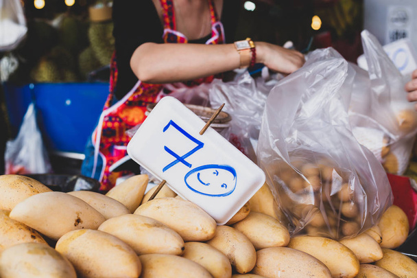 Vendedores que venden frutas y verduras frescas en un mercado
  - Foto, imagen