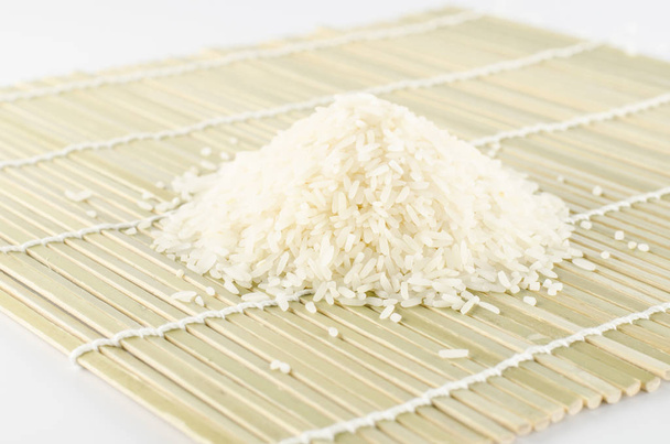kypsentämätön riisi puualustalla
 - Valokuva, kuva