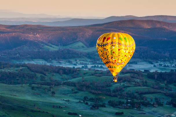 Warme luchtballon bij zonsopgang - Foto, afbeelding