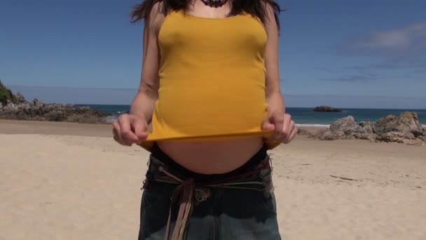 Raskaana näyttää hänen vatsa
 - Materiaali, video