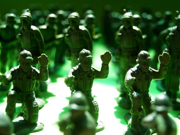 toy soldiers attack the enemy - Foto, afbeelding