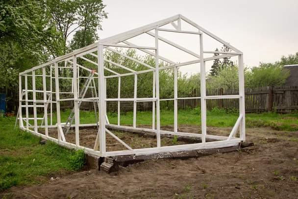 Construcción de un pequeño invernadero
 - Foto, imagen