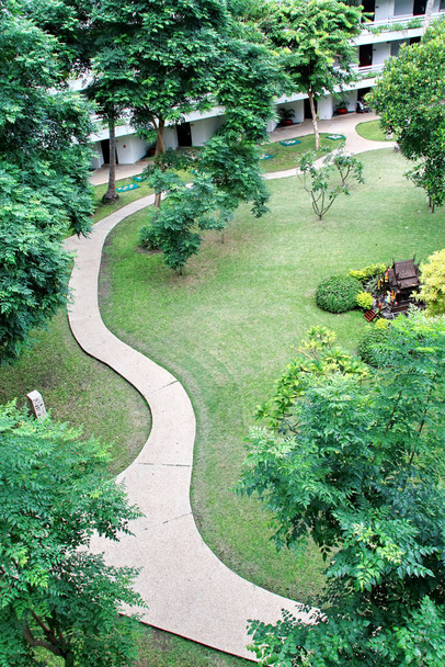 Kurvikas kävelymatkan päässä kaupungin puistossa
 - Valokuva, kuva
