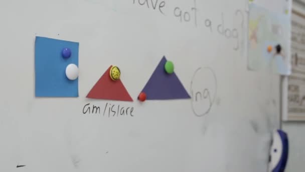 Manyetik tahtaüzerinde İngilizce kelimeler ve geometrik şekiller - Video, Çekim