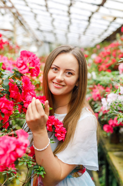 beautiful young woman in a flower shop - Foto, Imagem