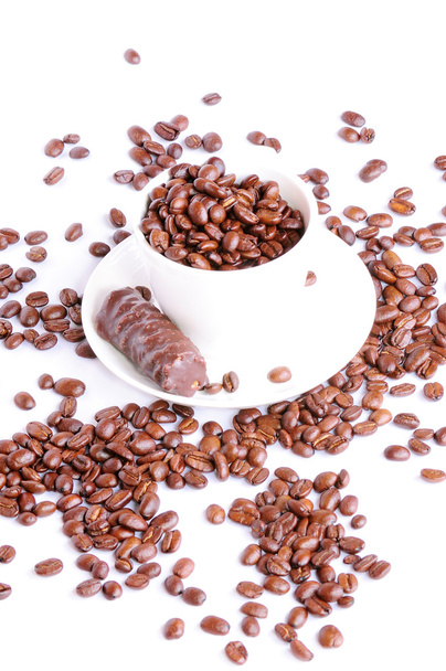 Grãos de café espalhados em torno da xícara
 - Foto, Imagem