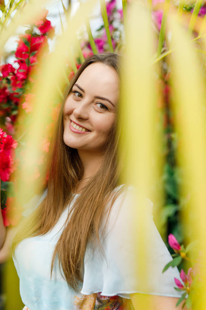 young woman in a wreath of flowers - Fotoğraf, Görsel