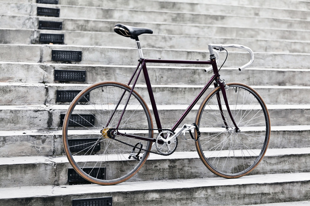 Cidade de bicicleta e escadas de concreto, estilo vintage
 - Foto, Imagem