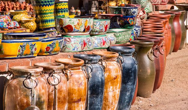 カラフルなメキシコ陶器 - 写真・画像