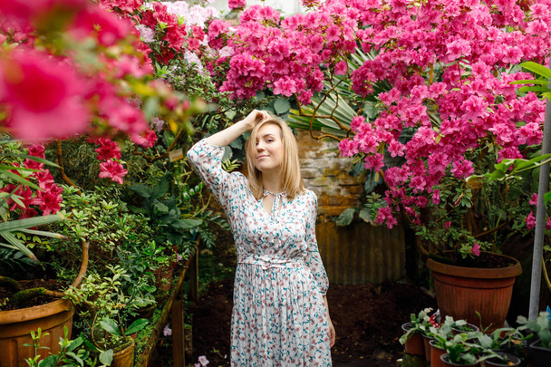 portrait of a beautiful young woman in a summer garden - Foto, Imagen